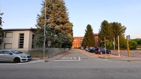 una escena tranquila en la calle en piamonte, italia