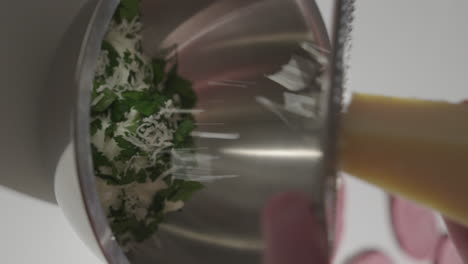 rallar parmesano en un bol con perejil y queso crema