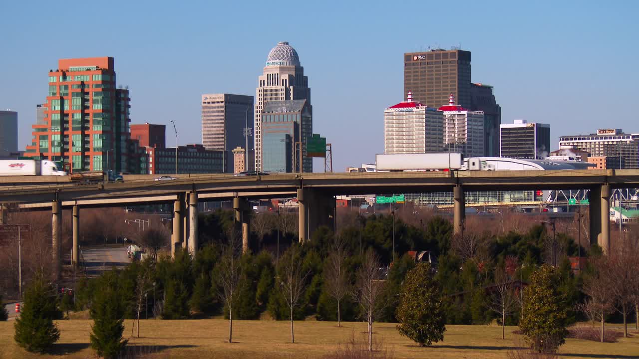오하이오 강 1 위의 다리 뒤에 있는 루이스빌 켄터키의 스카이라인