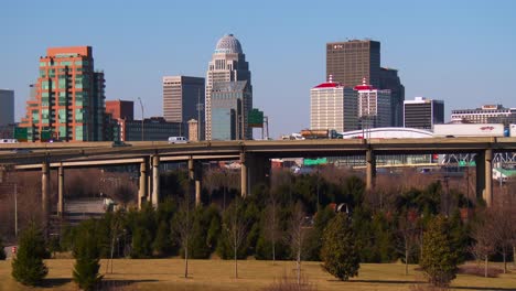 El-Horizonte-De-Louisville-Kentucky-Detrás-De-Puentes-Sobre-El-Río-Ohio-1