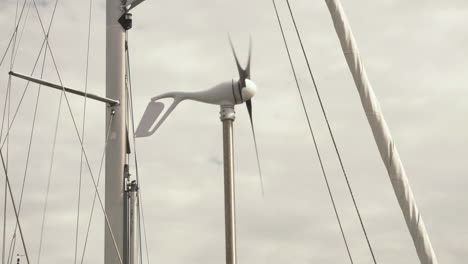 Turbina-De-Viento-En-Un-Barco,-Mostrándole-La-Turbina-Moviéndose-Con-El-Viento