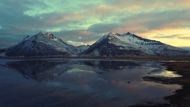 Montagne innevate contro il cielo al tramonto