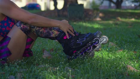 Eine-Frau-Schnallt-Sich-An-Einem-Sonnigen-Tag-In-Der-Karibik-In-Einem-Park-Ihre-Rollerblades-An