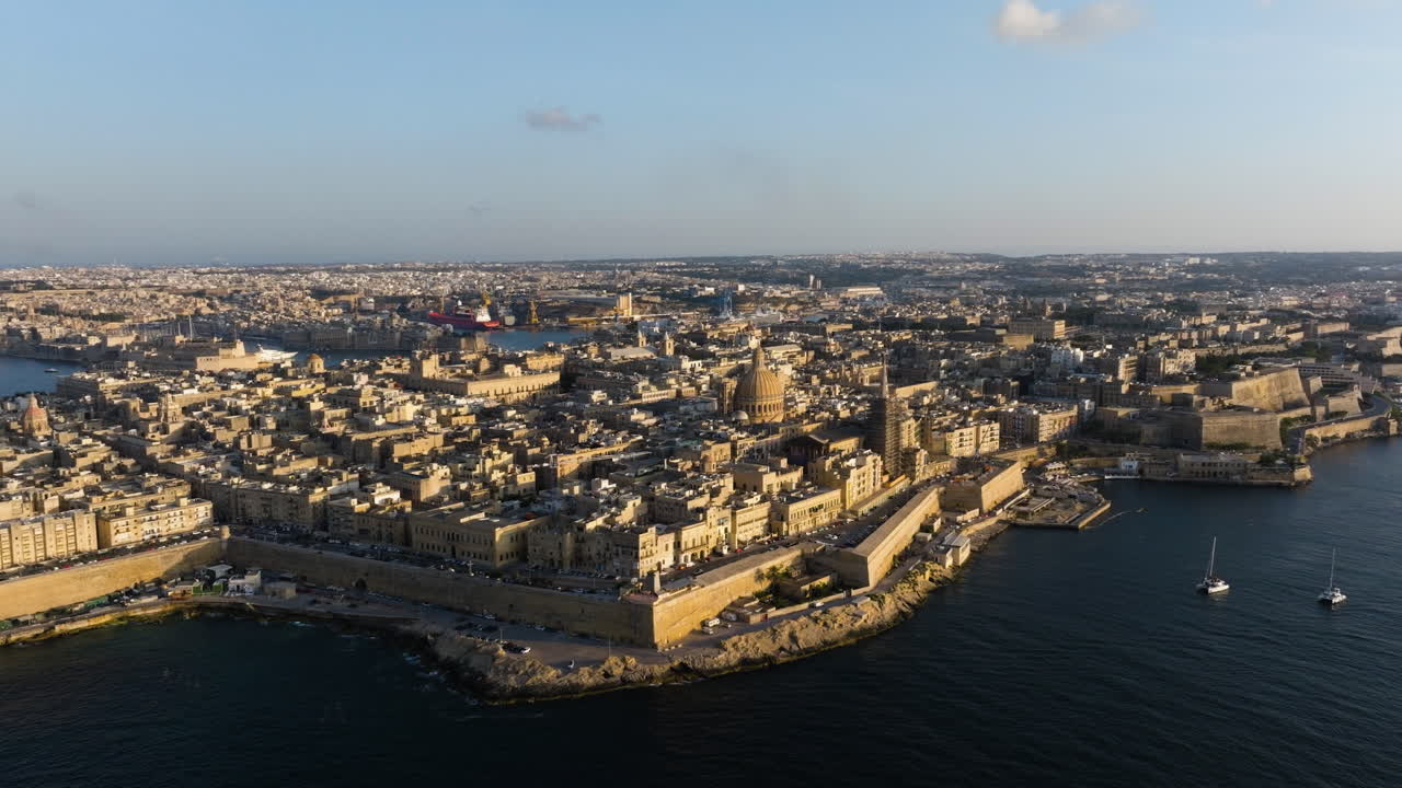 Ripresa panoramica con drone che sorvola il centro di La Valletta, capitale di Malta
