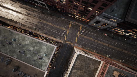 vista aérea de una calle húmeda de la ciudad por la noche