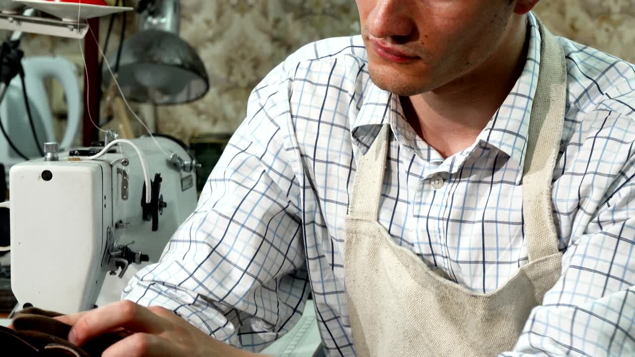 calzolaio che lucida le scarpe nel suo laboratorio