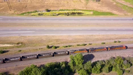 Tren-Pasando-Por-El-Marco-Con-Carbón