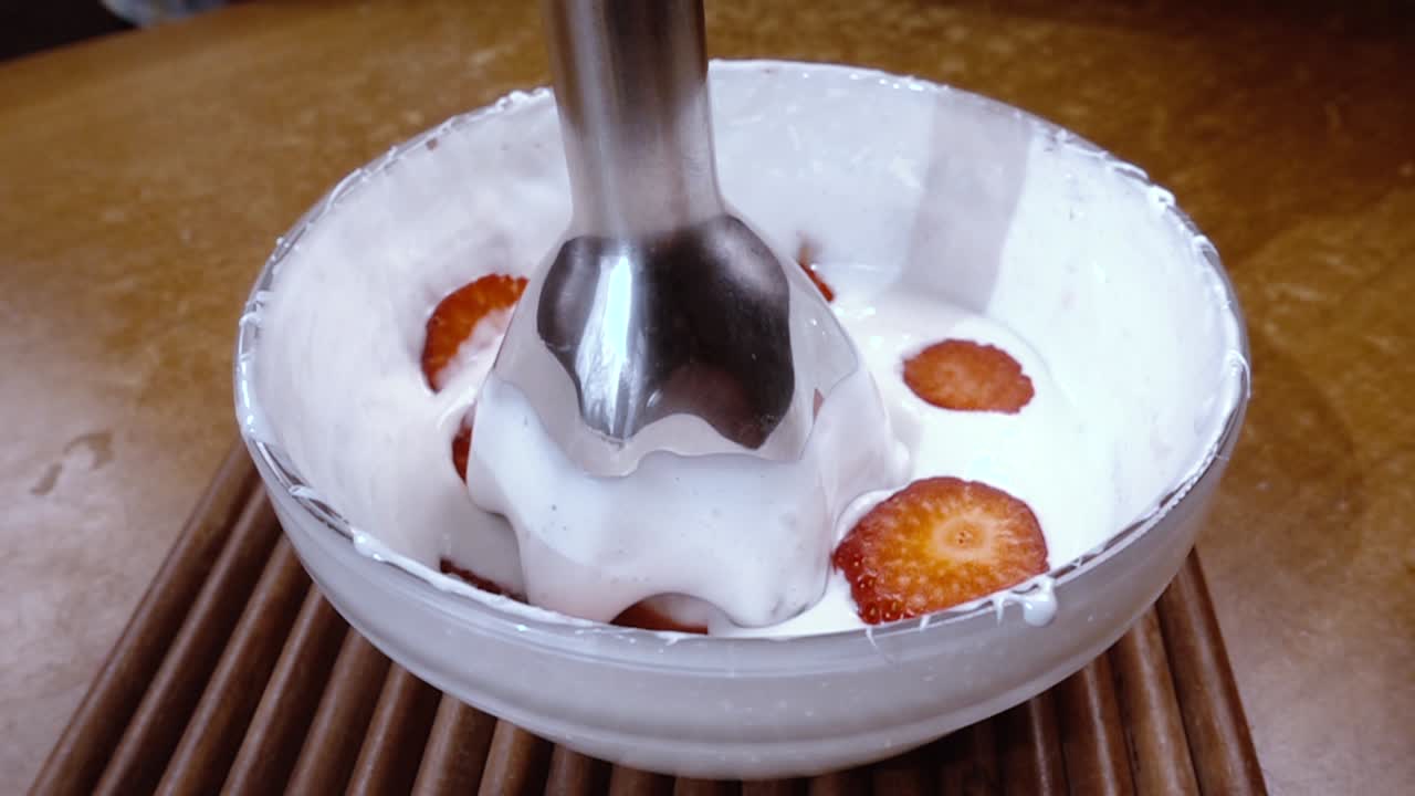 ⁇ 서어를 사용하여 설탕과 딸기와 함께  ⁇ 은 달 ⁇ . 회전 추적  ⁇ 과 함께 느린 움직임.