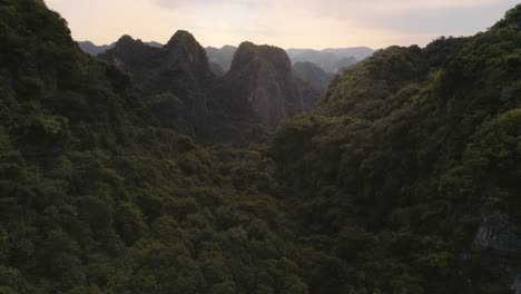 Vista-De-Drones-De-La-Bahía-Tropical-De-Halong-En-Vietnam