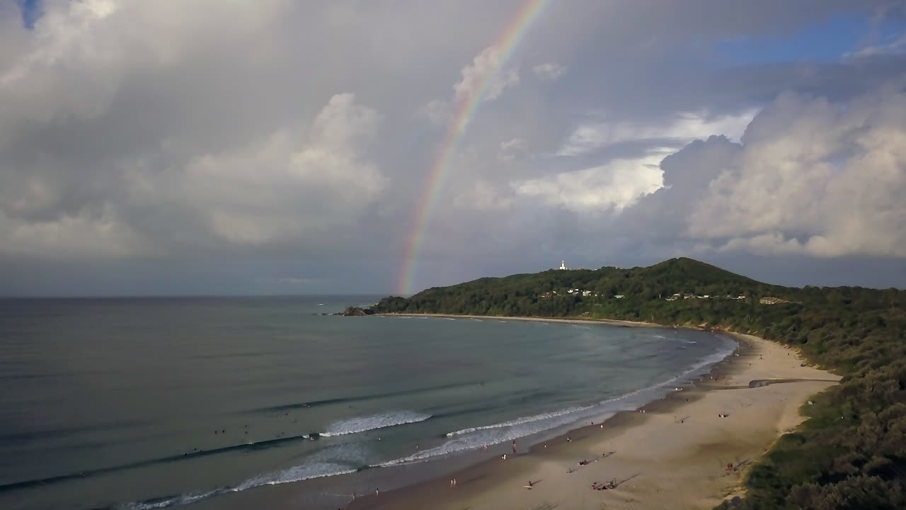 arcoíris verano australia bahía bryon con luz panoramización cinematográfica adelante bonitas maravillosas disparo de dron escena oceánica adelante olas playa de taylor brant películas