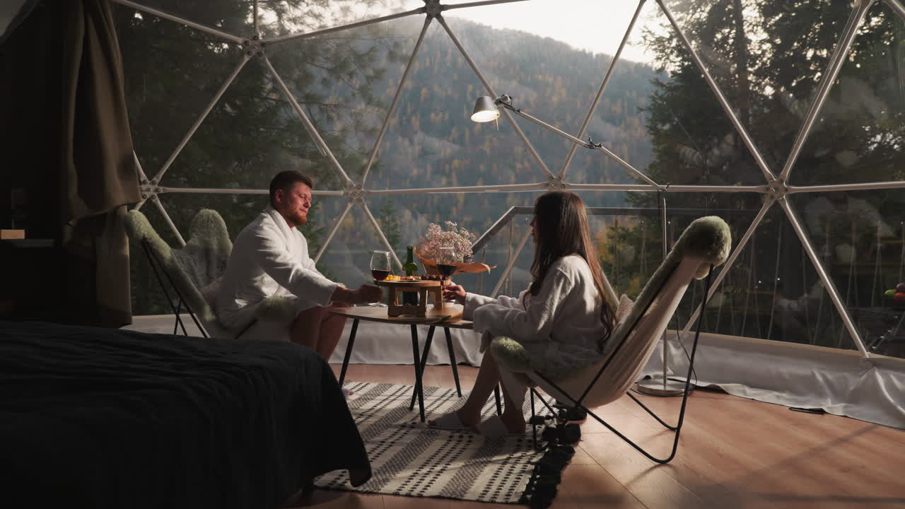 이 부부는 투명한 에서 만적인 저녁을 즐기고 있습니다.