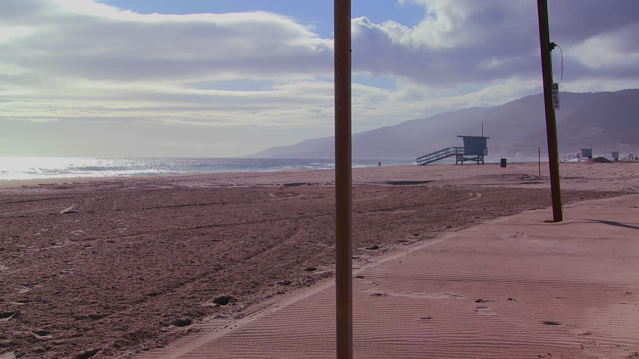 una escena al final de la tarde en una playa vacía en los ángeles
