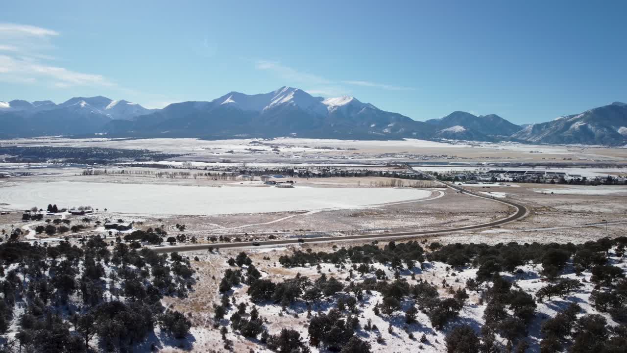 colorado's highway 285 con los picos colegiados nevados al fondo, antena
