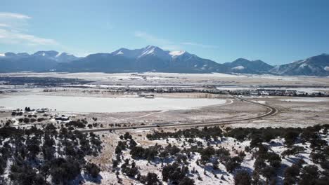 Colorado&#39;s-Highway-285-Con-Los-Picos-Colegiados-Nevados-Al-Fondo,-Antena