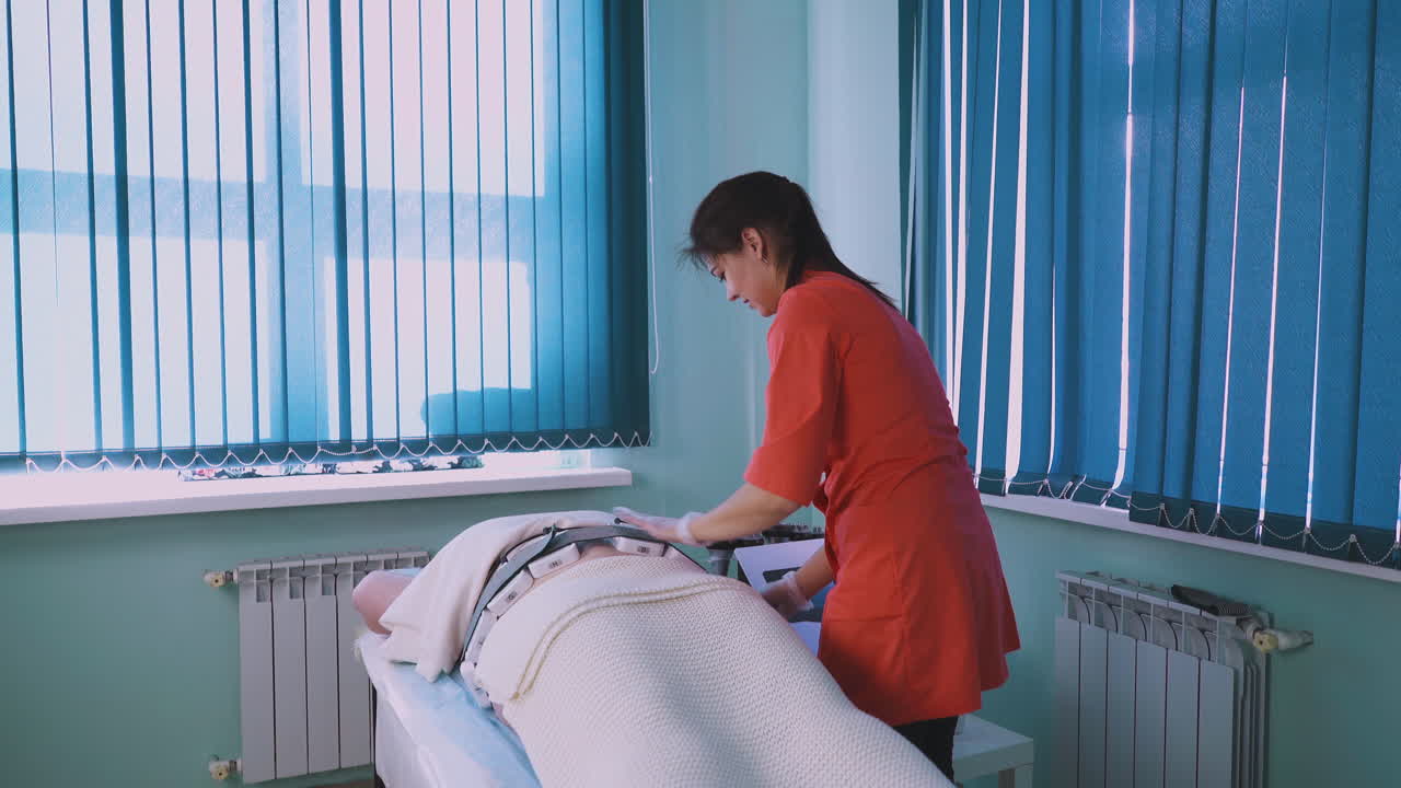 미용학자 는 여자 에게 전기적 인 근육 자극 을 한다