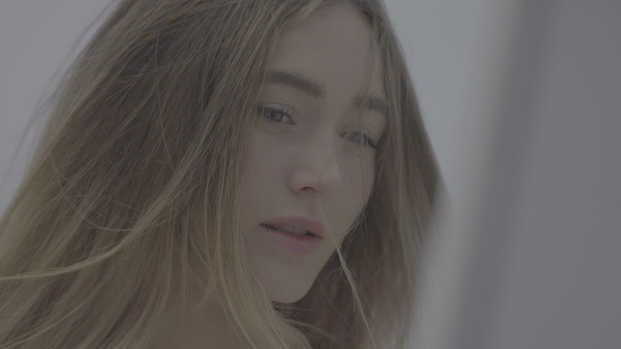 젊은 여성의 근접 초상화