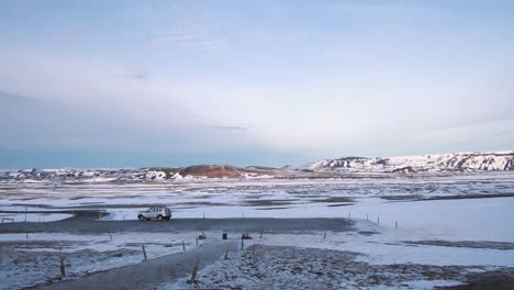 coche plateado estacionado en una carretera en una llanura volcánica congelada, myvatn, islandia