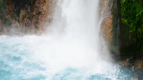 Nahaufnahmen-Der-Riesigen-Wassermengen,-Die-In-Einen-Wunderschönen-Türkisfarbenen-Pool-Stürzen