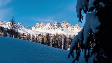 Montañas-Cubiertas-De-Nieve-En-Un-Día-Soleado-Cerca-Del-Lago-San-Pellegrino