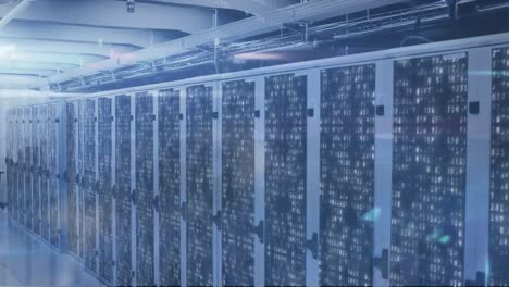 animación de procesamiento de datos y cuadrados de mosaico contra la sala de servidores de computadora