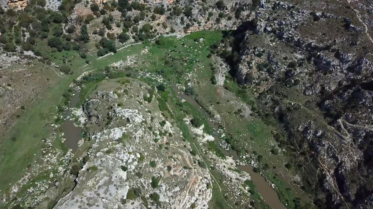 toma de un dron de un campo en basilicata