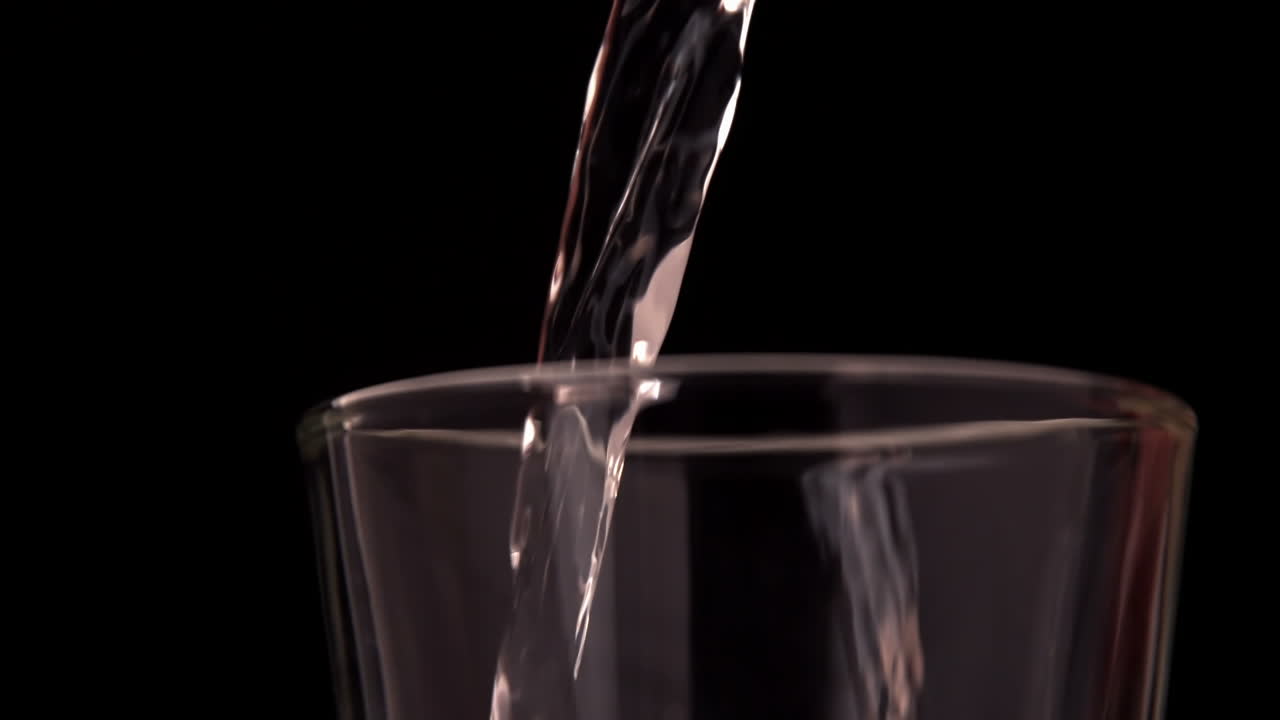 Acqua che versa in un bicchiere