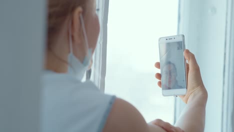 mujer haciendo una llamada de video