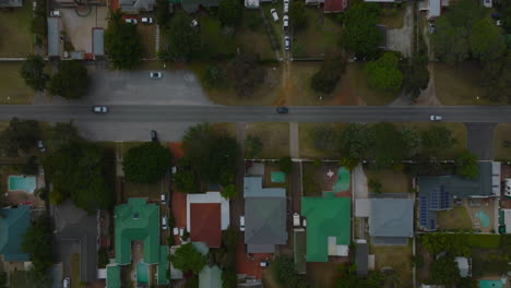 Vista-De-Arriba-Hacia-Abajo-De-Las-Casas-En-El-Distrito-Urbano.-Sobrevolar-Casas-Unifamiliares-Bajas-Con-Jardines.-Puerto-Elisabeth,-Sudáfrica