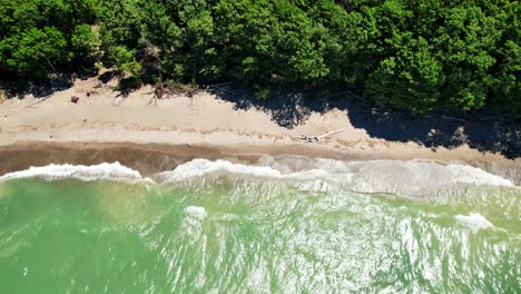 Espectaculares-Imágenes-De-Video-De-Drones-Aéreos-Del-Hermoso-Lago-Erie-Durante-El-Verano-En-Un-Día-Soleado