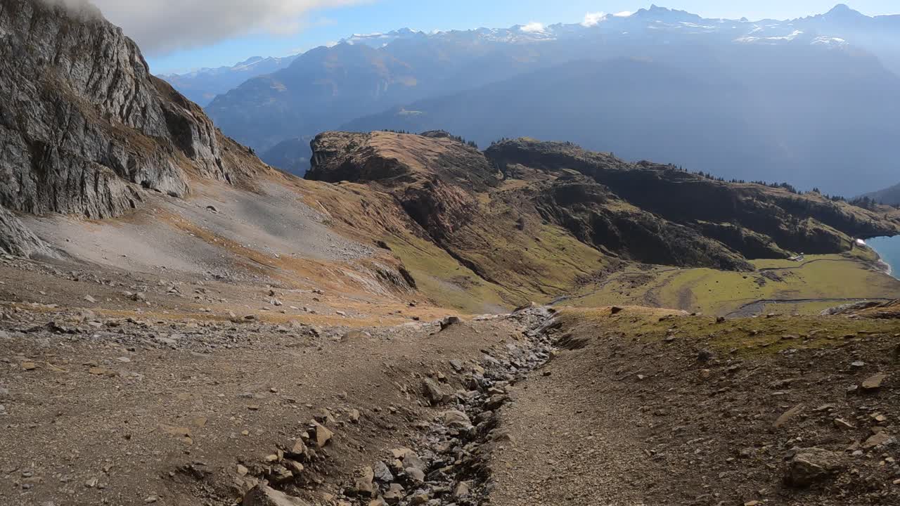 volando bajo proximidad en la ladera de una montaña