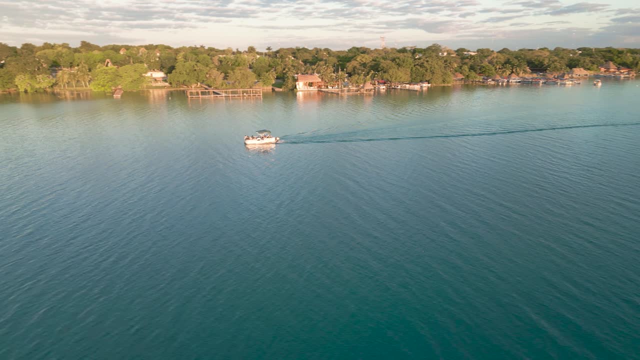 ciudad de playa aérea de bacalar mexico resort en siete colores laguna con velero