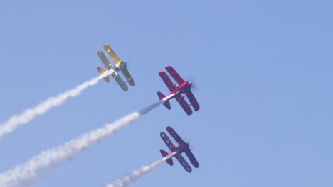 vuelo de precisión con rastros de humo de colores