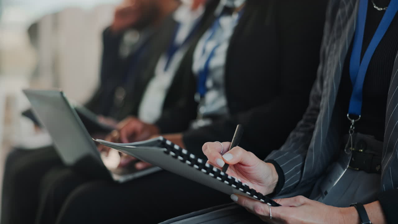 사업가 들 이 컨퍼런스 에 참석 하였다