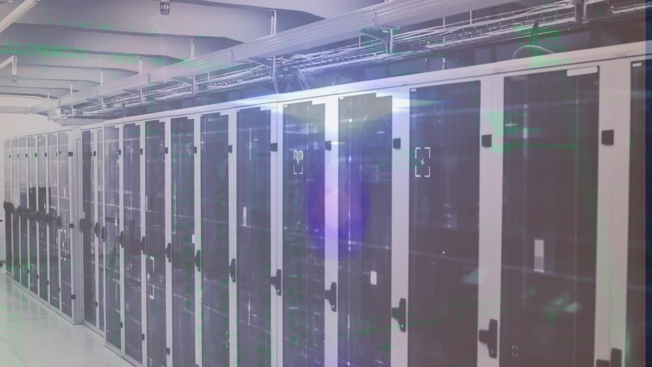 Animazione di elaborazione dati e scie luminose sopra una sala server.