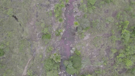 Blick-Von-Oben-Auf-Den-Flüssigen-Regenbogenfluss-Bei-Caño-Cristales-In-Der-Provinz-Meta,-Kolumbien