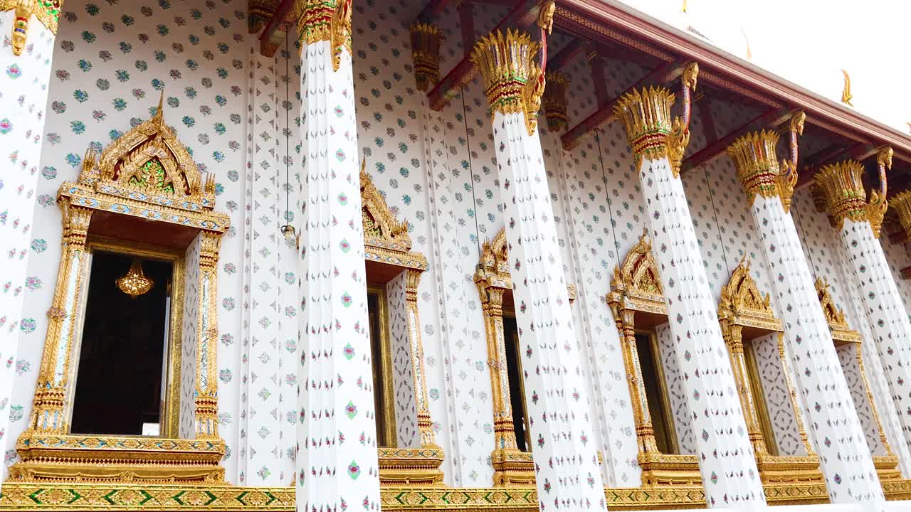 Video captures the intricate architecture of the Temple of the Emerald Buddha in Bangkok, highlighting its ornate columns and golden details