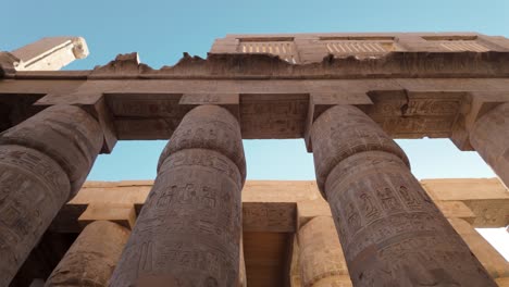 colonne karnak tempio di luxor antico egitto geroglifici cielo blu