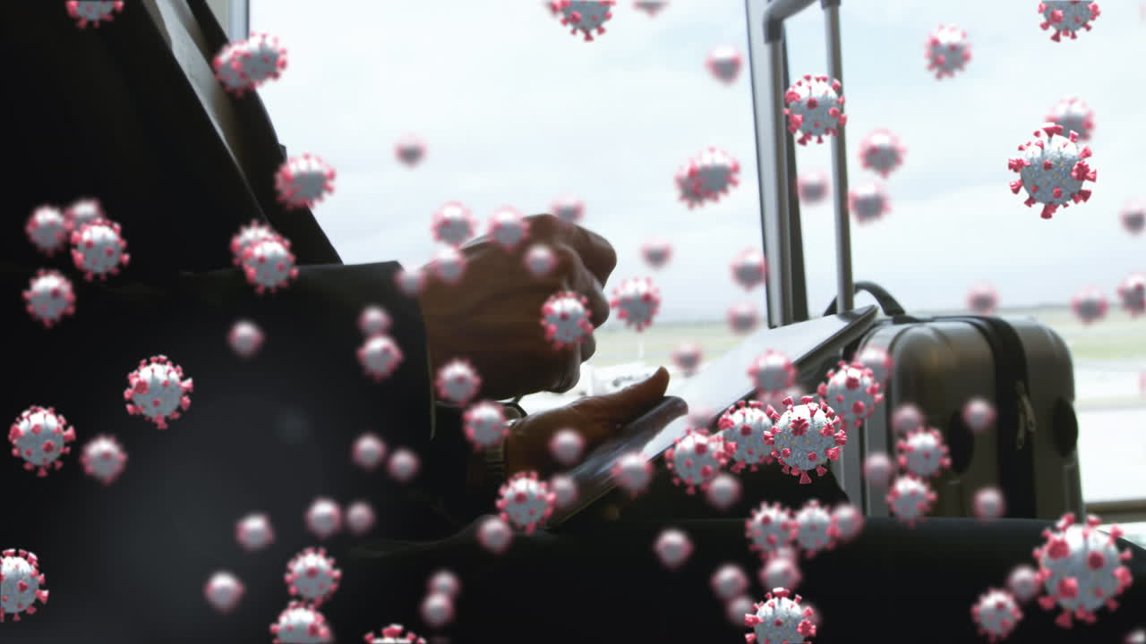 video compuesto digital de células de covid-19 flotando contra la sección media del hombre usando una tableta digital