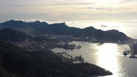 Cartagena,-España-Toma-Aérea-Matutina-Industria-Minera-Local-Industrial-Estratégico