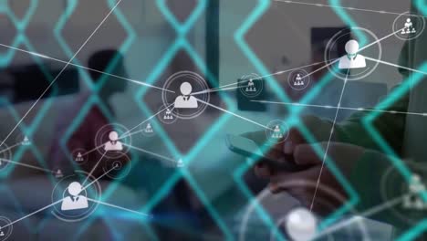 animación de la red de conexiones a través de un empresario caucásico que usa un teléfono inteligente
