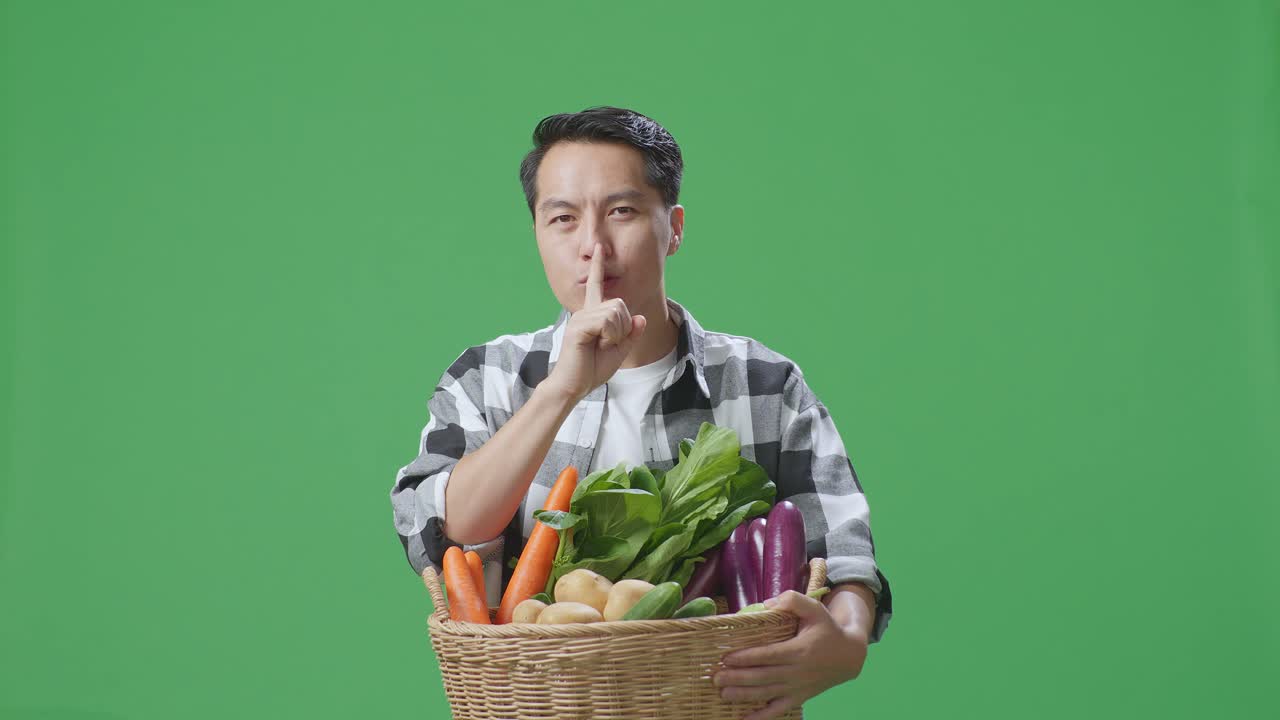 채소 바구니 를 들고 있는 남자