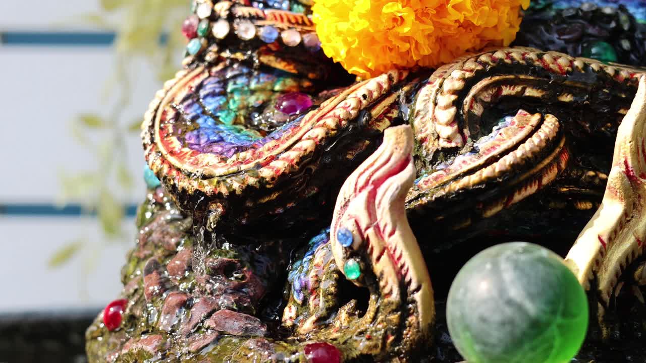 esferas de vidrio rodando por una fuente vibrante