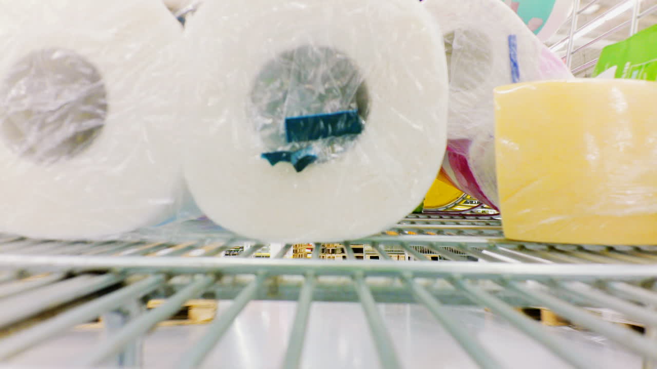 Il carrello in un supermercato. Riprese in un supermercato