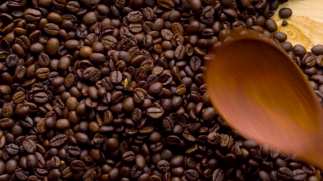 4k 영상 4096x2304p: 향기로운 커피 콩이 김판에 여 있으며, 커피 에서 연기가 나옵니다. 전체 구성은 카메라 주위를 천천히 스크롤합니다.