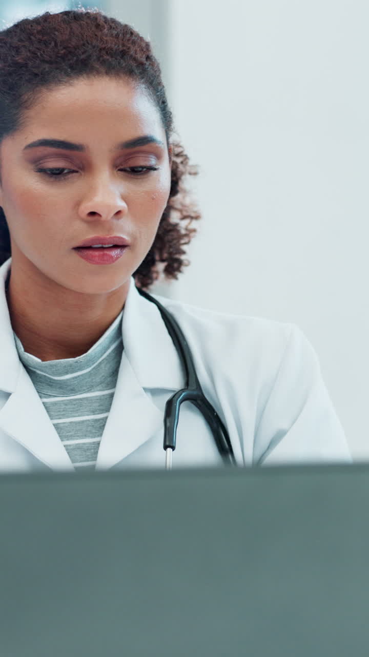 médico trabajando en la computadora portátil