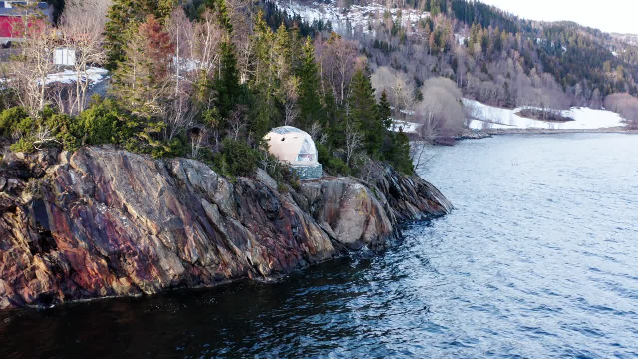 바다가 내려다 보이는 노르웨이 북극 돔 숙박 시설