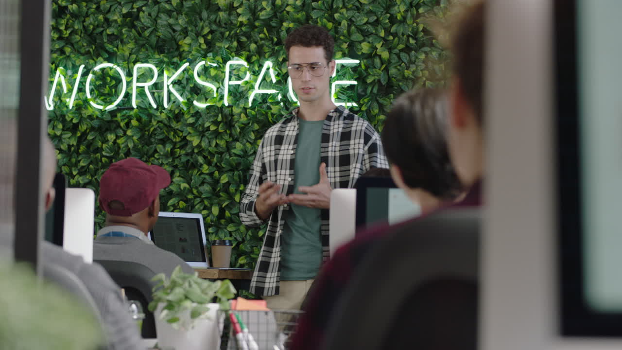 창의적인 사업가 들 이 만나는 백인 팀 리더 사업가 들 이 회사 프로젝트 개발 전문가 들 이 아이디어 를 공유 하는 것 현대 사무실 에서 노트북 을 사용하는 직원 들 을 훈련 시키는 것