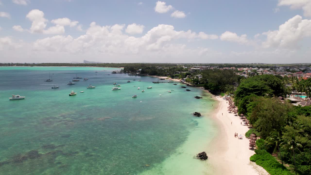 playa norte en mauricio con aguas turquesas y barcos anclados, vista aérea