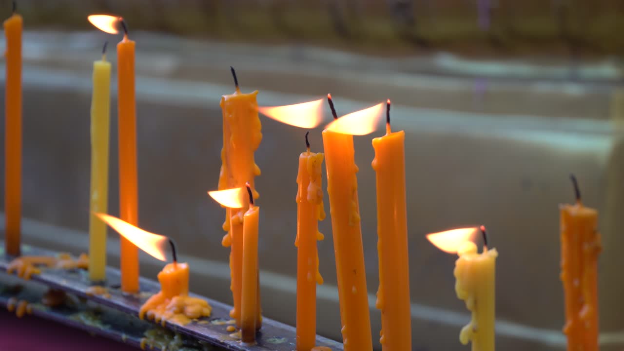 durante velas con goteo de cera en el templo doi suthep en tailandia