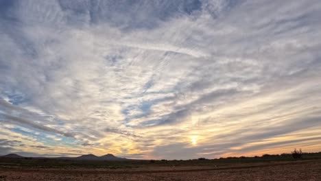 Lapso-De-Tiempo-De-Paisaje-De-Nubes-De-Amanecer-Dorado-Sobre-El-Paisaje-Del-Desierto-De-Mojave